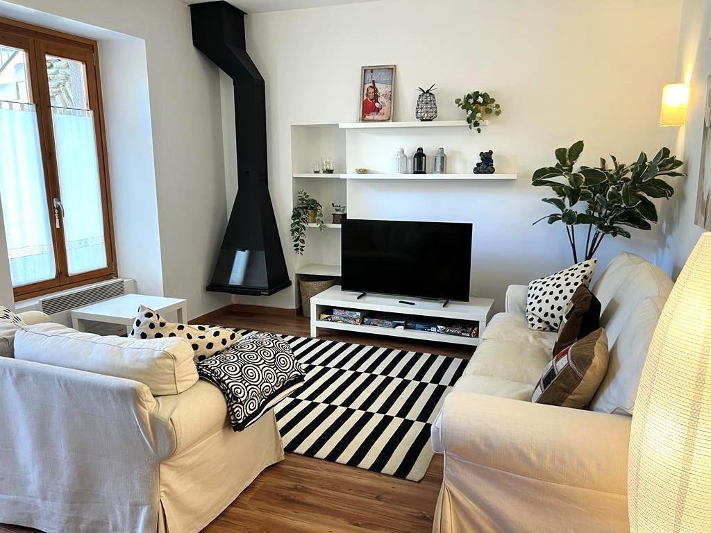 Apartment -
                        Err -
                        2 bedrooms -
                        5 persons